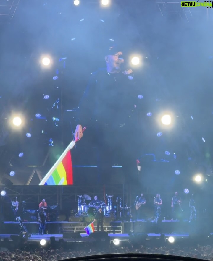 Alessia Marcuzzi - 76.1K Likes - Immenso, potente e autentico. 
@vascorossi ti arriva dritto al cuore perche lui le canzoni le canta con il cuore pieno. E Forte. 
Sai Vasco, mia figlia Mia  e’ voluta venirti a vedere perche’ i giovanissimi stanno riscoprendo la musica italiana dei grandi cantautori, ed io mi emoziono molto quando la sento cantare le tue canzoni dalla sua cameretta. Sono felice che cominci a capire il senso e la potenza delle parole nella musica, e la poesia e la verità che ci trova dentro. Sono proprio felice. Grazie Vasco. 
La musica ci salverá❤️