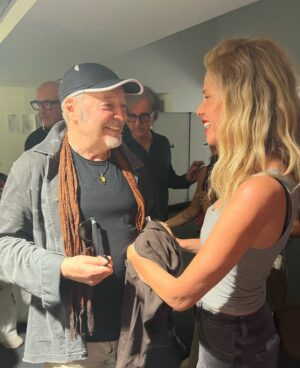 Alessia Marcuzzi Instagram - Immenso, potente e autentico.
@vascorossi ti arriva dritto al cuore perche lui le canzoni le canta con il cuore pieno. E Forte.
Sai Vasco, mia figlia Mia e’ voluta venirti a vedere perche’ i giovanissimi stanno riscoprendo la musica italiana dei grandi cantautori, ed io mi emoziono molto quando la sento cantare le tue canzoni dalla sua cameretta. Sono felice che cominci a capire il senso e la potenza delle parole nella musica, e la poesia e la verità che ci trova dentro. Sono proprio felice. Grazie Vasco.
La musica ci salverá❤️