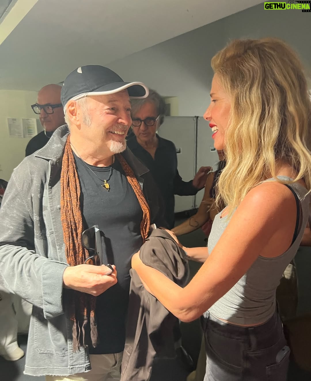 Alessia Marcuzzi - 76.1K Likes - Immenso, potente e autentico. 
@vascorossi ti arriva dritto al cuore perche lui le canzoni le canta con il cuore pieno. E Forte. 
Sai Vasco, mia figlia Mia  e’ voluta venirti a vedere perche’ i giovanissimi stanno riscoprendo la musica italiana dei grandi cantautori, ed io mi emoziono molto quando la sento cantare le tue canzoni dalla sua cameretta. Sono felice che cominci a capire il senso e la potenza delle parole nella musica, e la poesia e la verità che ci trova dentro. Sono proprio felice. Grazie Vasco. 
La musica ci salverá❤️