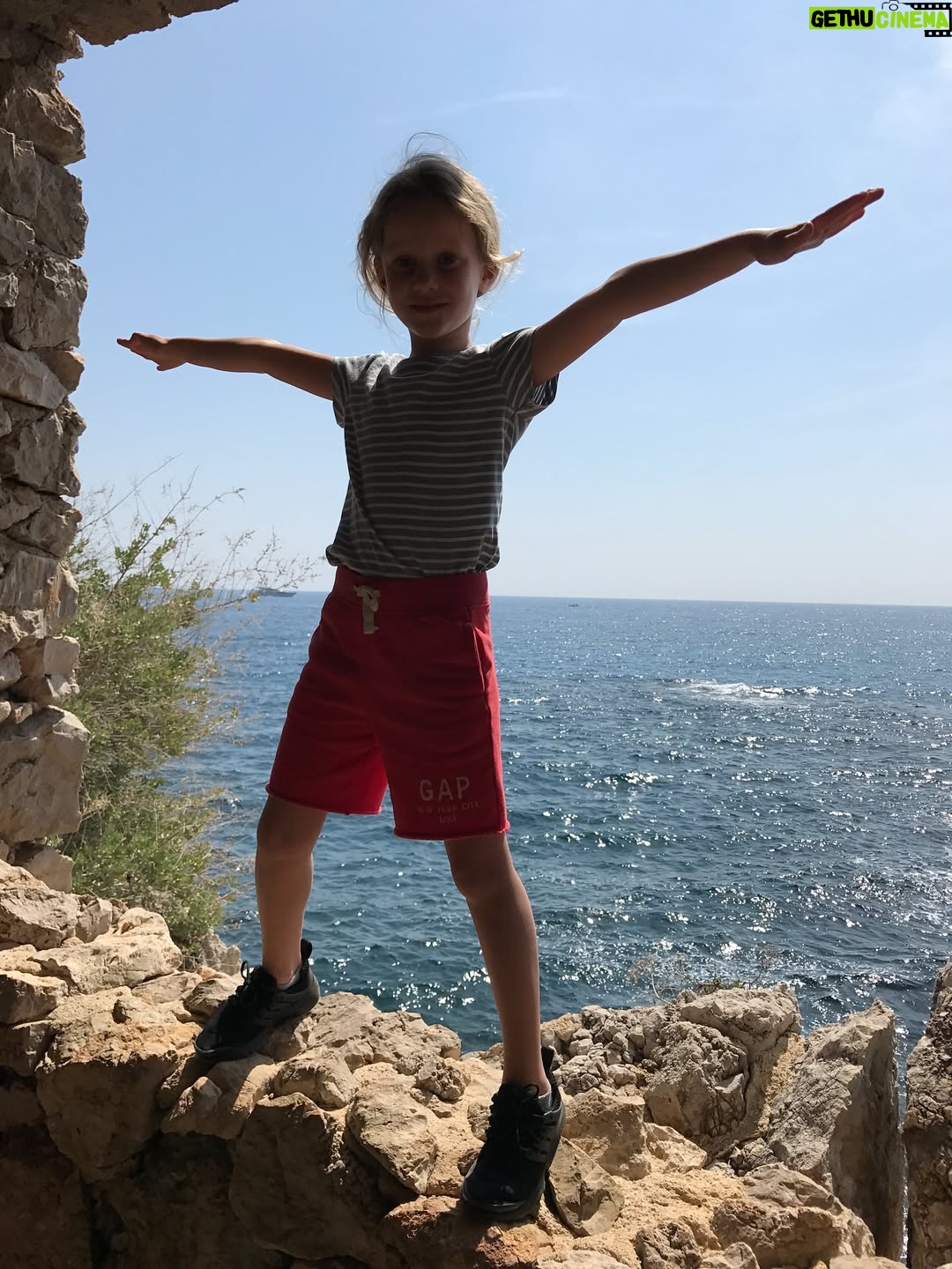 Alessia Marcuzzi - 135.1K Likes - Ma come e’ possibile che siamo gia’ a 14 amore mio???😩
Tanti auguri alla ragazza piu’ buffa, pazzarella, artistoide, rompina, talentuosa, goccia cinese, sensibile, generosa e drama queen che io conosca! E gli ultimi video lo confermano (compresa la mia imitazione!)😂❤️❤️❤️❤️
Fammi ridere sempre ti prego. E fammi commuovere sempre ti prego. E non farmi fare tardi il sabato sera nascosta in macchina in pigiama…. Ti pregooooo🤪
Ti amo
Tanto
Tanto
Tanto
E di piu’❤️❤️❤️❤️