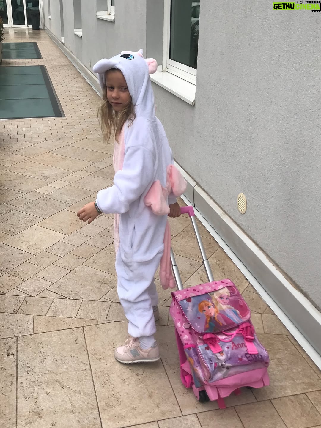 Alessia Marcuzzi - 135.1K Likes - Ma come e’ possibile che siamo gia’ a 14 amore mio???😩
Tanti auguri alla ragazza piu’ buffa, pazzarella, artistoide, rompina, talentuosa, goccia cinese, sensibile, generosa e drama queen che io conosca! E gli ultimi video lo confermano (compresa la mia imitazione!)😂❤️❤️❤️❤️
Fammi ridere sempre ti prego. E fammi commuovere sempre ti prego. E non farmi fare tardi il sabato sera nascosta in macchina in pigiama…. Ti pregooooo🤪
Ti amo
Tanto
Tanto
Tanto
E di piu’❤️❤️❤️❤️