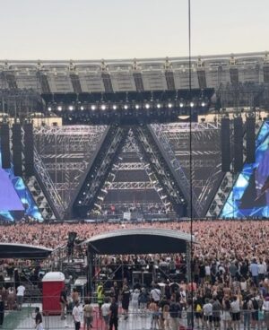 Alessia Marcuzzi Instagram - Immenso, potente e autentico.
@vascorossi ti arriva dritto al cuore perche lui le canzoni le canta con il cuore pieno. E Forte.
Sai Vasco, mia figlia Mia e’ voluta venirti a vedere perche’ i giovanissimi stanno riscoprendo la musica italiana dei grandi cantautori, ed io mi emoziono molto quando la sento cantare le tue canzoni dalla sua cameretta. Sono felice che cominci a capire il senso e la potenza delle parole nella musica, e la poesia e la verità che ci trova dentro. Sono proprio felice. Grazie Vasco.
La musica ci salverá❤️