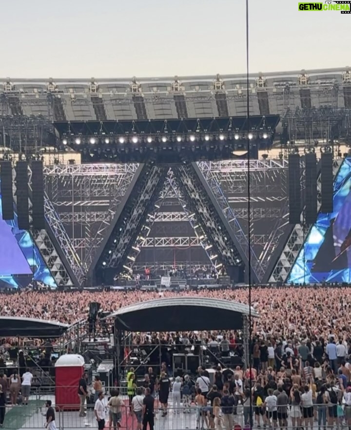 Alessia Marcuzzi - 76.1K Likes - Immenso, potente e autentico. 
@vascorossi ti arriva dritto al cuore perche lui le canzoni le canta con il cuore pieno. E Forte. 
Sai Vasco, mia figlia Mia  e’ voluta venirti a vedere perche’ i giovanissimi stanno riscoprendo la musica italiana dei grandi cantautori, ed io mi emoziono molto quando la sento cantare le tue canzoni dalla sua cameretta. Sono felice che cominci a capire il senso e la potenza delle parole nella musica, e la poesia e la verità che ci trova dentro. Sono proprio felice. Grazie Vasco. 
La musica ci salverá❤️