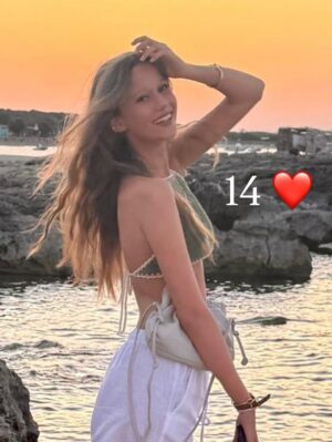 Alessia Marcuzzi Instagram - Ma come e’ possibile che siamo gia’ a 14 amore mio???😩
Tanti auguri alla ragazza piu’ buffa, pazzarella, artistoide, rompina, talentuosa, goccia cinese, sensibile, generosa e drama queen che io conosca! E gli ultimi video lo confermano (compresa la mia imitazione!)😂❤️❤️❤️❤️
Fammi ridere sempre ti prego. E fammi commuovere sempre ti prego. E non farmi fare tardi il sabato sera nascosta in macchina in pigiama…. Ti pregooooo🤪
Ti amo
Tanto
Tanto
Tanto
E di piu’❤️❤️❤️❤️