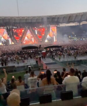 Alessia Marcuzzi Instagram - Immenso, potente e autentico.
@vascorossi ti arriva dritto al cuore perche lui le canzoni le canta con il cuore pieno. E Forte.
Sai Vasco, mia figlia Mia e’ voluta venirti a vedere perche’ i giovanissimi stanno riscoprendo la musica italiana dei grandi cantautori, ed io mi emoziono molto quando la sento cantare le tue canzoni dalla sua cameretta. Sono felice che cominci a capire il senso e la potenza delle parole nella musica, e la poesia e la verità che ci trova dentro. Sono proprio felice. Grazie Vasco.
La musica ci salverá❤️