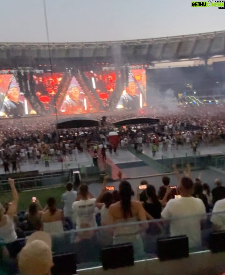 Alessia Marcuzzi - 76.1K Likes - Immenso, potente e autentico. 
@vascorossi ti arriva dritto al cuore perche lui le canzoni le canta con il cuore pieno. E Forte. 
Sai Vasco, mia figlia Mia  e’ voluta venirti a vedere perche’ i giovanissimi stanno riscoprendo la musica italiana dei grandi cantautori, ed io mi emoziono molto quando la sento cantare le tue canzoni dalla sua cameretta. Sono felice che cominci a capire il senso e la potenza delle parole nella musica, e la poesia e la verità che ci trova dentro. Sono proprio felice. Grazie Vasco. 
La musica ci salverá❤️