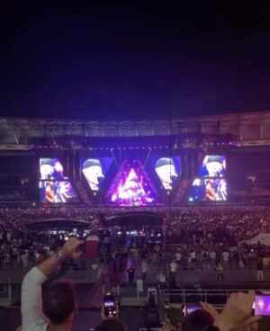 Alessia Marcuzzi Instagram - Immenso, potente e autentico.
@vascorossi ti arriva dritto al cuore perche lui le canzoni le canta con il cuore pieno. E Forte.
Sai Vasco, mia figlia Mia e’ voluta venirti a vedere perche’ i giovanissimi stanno riscoprendo la musica italiana dei grandi cantautori, ed io mi emoziono molto quando la sento cantare le tue canzoni dalla sua cameretta. Sono felice che cominci a capire il senso e la potenza delle parole nella musica, e la poesia e la verità che ci trova dentro. Sono proprio felice. Grazie Vasco.
La musica ci salverá❤️