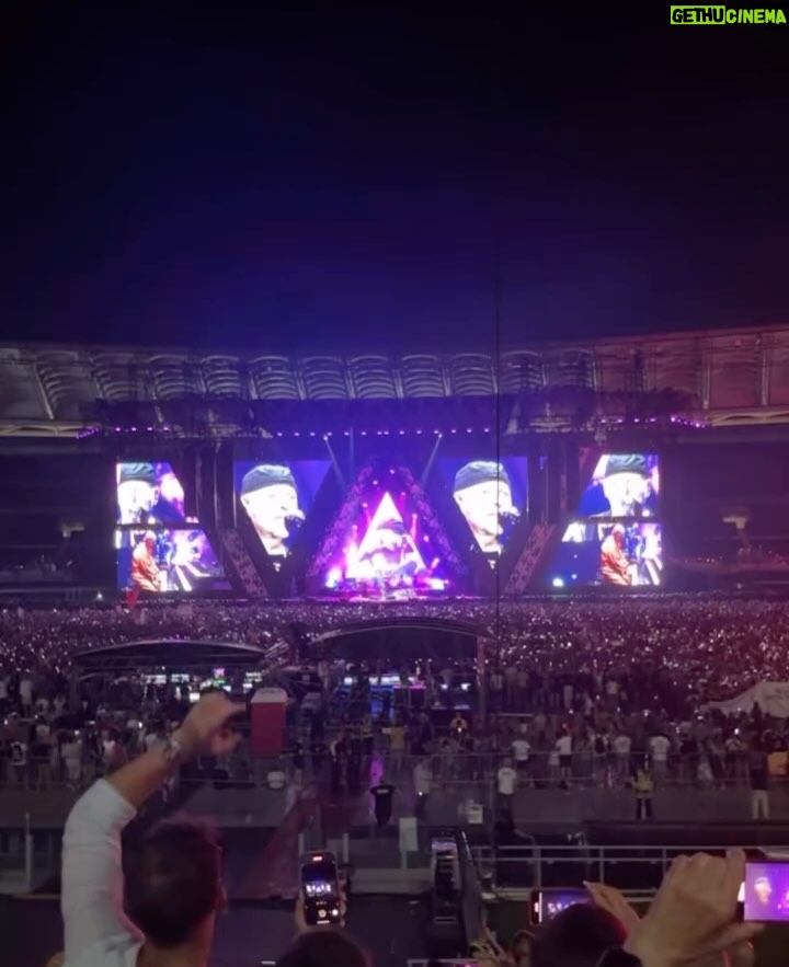 Alessia Marcuzzi - 76.1K Likes - Immenso, potente e autentico. 
@vascorossi ti arriva dritto al cuore perche lui le canzoni le canta con il cuore pieno. E Forte. 
Sai Vasco, mia figlia Mia  e’ voluta venirti a vedere perche’ i giovanissimi stanno riscoprendo la musica italiana dei grandi cantautori, ed io mi emoziono molto quando la sento cantare le tue canzoni dalla sua cameretta. Sono felice che cominci a capire il senso e la potenza delle parole nella musica, e la poesia e la verità che ci trova dentro. Sono proprio felice. Grazie Vasco. 
La musica ci salverá❤️