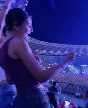 Alessia Marcuzzi Instagram - Immenso, potente e autentico.
@vascorossi ti arriva dritto al cuore perche lui le canzoni le canta con il cuore pieno. E Forte.
Sai Vasco, mia figlia Mia e’ voluta venirti a vedere perche’ i giovanissimi stanno riscoprendo la musica italiana dei grandi cantautori, ed io mi emoziono molto quando la sento cantare le tue canzoni dalla sua cameretta. Sono felice che cominci a capire il senso e la potenza delle parole nella musica, e la poesia e la verità che ci trova dentro. Sono proprio felice. Grazie Vasco.
La musica ci salverá❤️