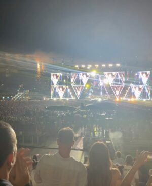 Alessia Marcuzzi Instagram - Immenso, potente e autentico.
@vascorossi ti arriva dritto al cuore perche lui le canzoni le canta con il cuore pieno. E Forte.
Sai Vasco, mia figlia Mia e’ voluta venirti a vedere perche’ i giovanissimi stanno riscoprendo la musica italiana dei grandi cantautori, ed io mi emoziono molto quando la sento cantare le tue canzoni dalla sua cameretta. Sono felice che cominci a capire il senso e la potenza delle parole nella musica, e la poesia e la verità che ci trova dentro. Sono proprio felice. Grazie Vasco.
La musica ci salverá❤️