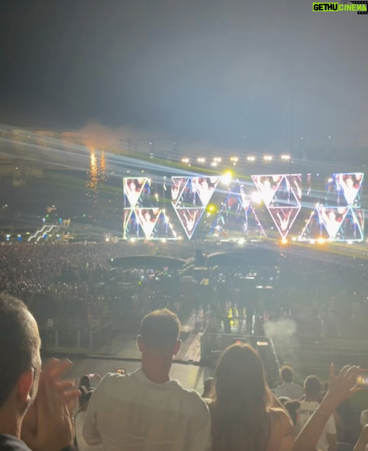 Alessia Marcuzzi - 76.1K Likes - Immenso, potente e autentico. 
@vascorossi ti arriva dritto al cuore perche lui le canzoni le canta con il cuore pieno. E Forte. 
Sai Vasco, mia figlia Mia  e’ voluta venirti a vedere perche’ i giovanissimi stanno riscoprendo la musica italiana dei grandi cantautori, ed io mi emoziono molto quando la sento cantare le tue canzoni dalla sua cameretta. Sono felice che cominci a capire il senso e la potenza delle parole nella musica, e la poesia e la verità che ci trova dentro. Sono proprio felice. Grazie Vasco. 
La musica ci salverá❤️