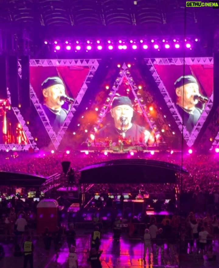 Alessia Marcuzzi - 76.1K Likes - Immenso, potente e autentico. 
@vascorossi ti arriva dritto al cuore perche lui le canzoni le canta con il cuore pieno. E Forte. 
Sai Vasco, mia figlia Mia  e’ voluta venirti a vedere perche’ i giovanissimi stanno riscoprendo la musica italiana dei grandi cantautori, ed io mi emoziono molto quando la sento cantare le tue canzoni dalla sua cameretta. Sono felice che cominci a capire il senso e la potenza delle parole nella musica, e la poesia e la verità che ci trova dentro. Sono proprio felice. Grazie Vasco. 
La musica ci salverá❤️