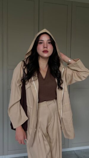 Alice Norin Instagram - What a perfect day for some hot coffee! 🌧️
Nami Parka is back! Biar ga kehabisan lagi langsung join live aku di Pesta Rakyat 🇮🇩 Minggu 17 Agustus 2025 jam 7 pagi di (tiktok & shopee: alicenorinofficial) See you!