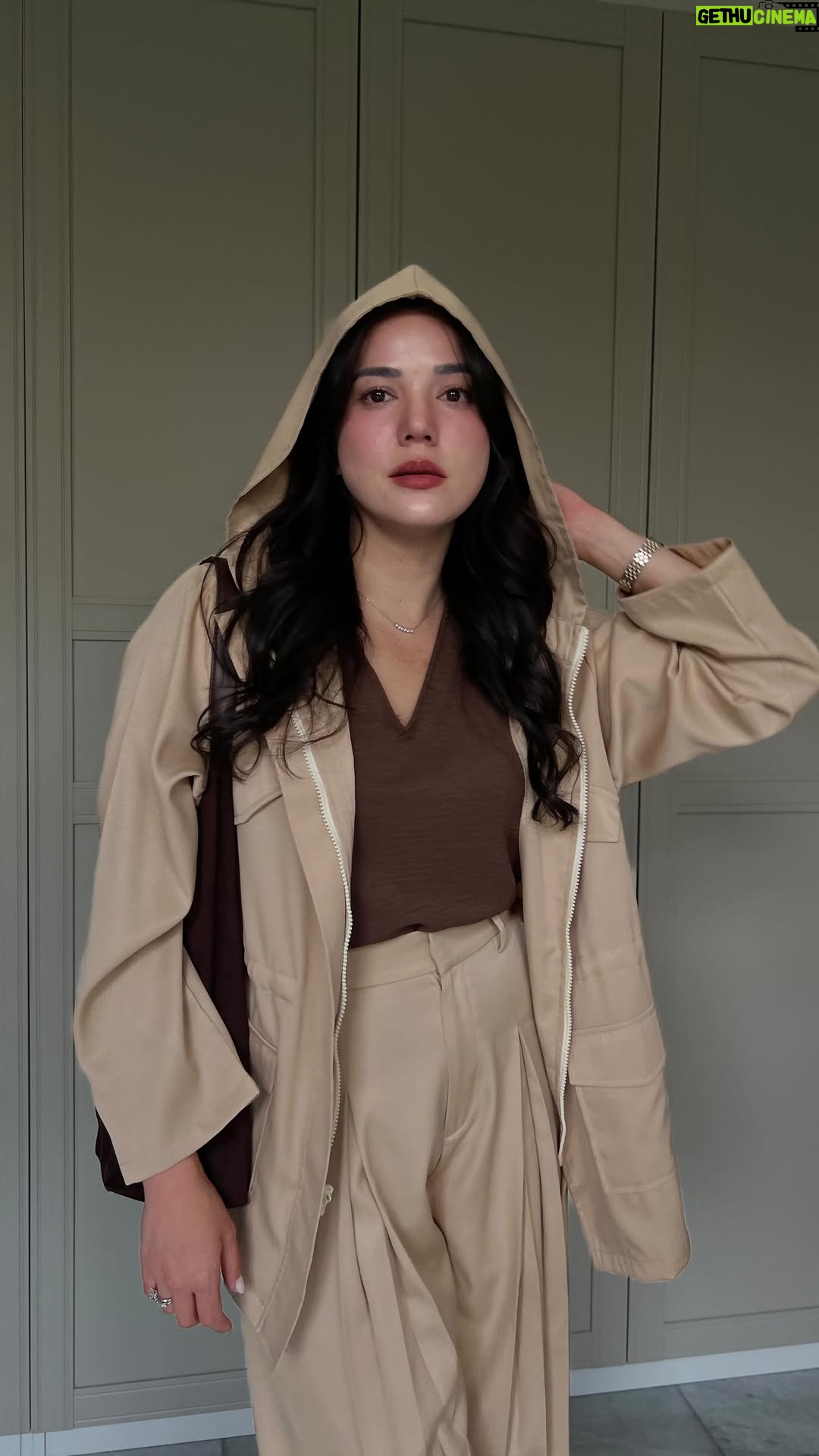 Alice Norin - 9.1K Likes - What a perfect day for some hot coffee! 🌧️ 

Nami Parka is back! Biar ga kehabisan lagi langsung join live aku di Pesta Rakyat 🇮🇩 Minggu 17 Agustus 2025 jam 7 pagi di (tiktok & shopee: alicenorinofficial) See you!