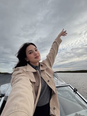 Alice Norin Instagram - Summer by the sea⛴️ Selalu banyak memori kalau pulang kampung.. seneng bgt bisa ajak ANL family kesini untuk merasakan super extra slow living yang beda bagaikan langit dan bumi dengan kehidupan ngebut di Jakarta😄