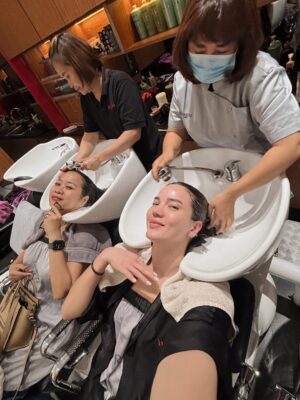 Alice Norin Instagram - Kadang kita nggak butuh banyak orang di sekitar, cukup satu yang selalu ada di setiap momen. Dari ketawa receh di salon, sampai ngobrol panjang sambil makan bareng—kamu udah lebih dari sahabat, rasanya kaya kakak sendiri. 💕 Lop you my Mbakyuuuu rempitaaaa tapi gemesin always