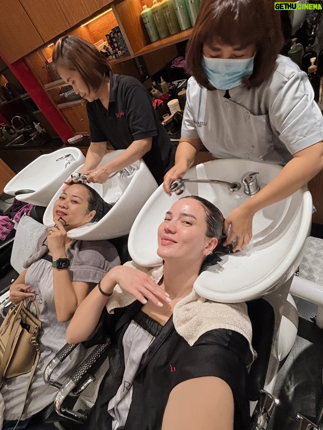 Alice Norin - 3.7K Likes - Kadang kita nggak butuh banyak orang di sekitar, cukup satu yang selalu ada di setiap momen. Dari ketawa receh di salon, sampai ngobrol panjang sambil makan bareng—kamu udah lebih dari sahabat, rasanya kaya kakak sendiri. 💕 Lop you my Mbakyuuuu rempitaaaa tapi gemesin always