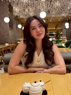 Alice Norin Instagram - Kadang kita nggak butuh banyak orang di sekitar, cukup satu yang selalu ada di setiap momen. Dari ketawa receh di salon, sampai ngobrol panjang sambil makan bareng—kamu udah lebih dari sahabat, rasanya kaya kakak sendiri. 💕 Lop you my Mbakyuuuu rempitaaaa tapi gemesin always