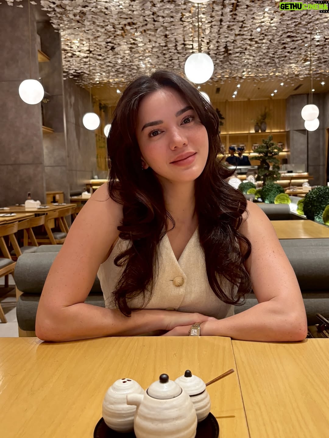 Alice Norin - 3.7K Likes - Kadang kita nggak butuh banyak orang di sekitar, cukup satu yang selalu ada di setiap momen. Dari ketawa receh di salon, sampai ngobrol panjang sambil makan bareng—kamu udah lebih dari sahabat, rasanya kaya kakak sendiri. 💕 Lop you my Mbakyuuuu rempitaaaa tapi gemesin always