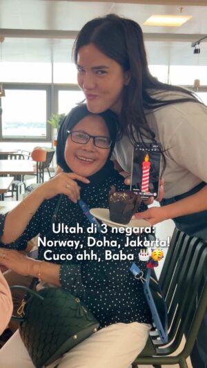 Alice Norin Instagram - 🧕🏻: “Udah melanglangbuana sampai ke negeri Elsa, ultah di 3 negara, tapi hidup rasanya hampa tanpa nasi, sambel, jeung ikan peda..”
Ya Allah baa.. sok atuh sekarang udah bebas merdeka bisa ngulek sambel sampe pegel 😂 Btw, happy birthday, Babanuy.. Sehat dan bahagia selalu ya baba, makin sayang sama Alita dan ANL family! 🎂❤️