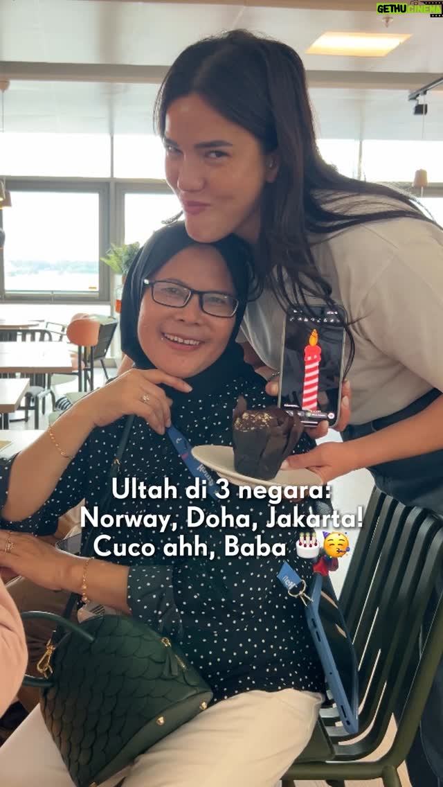 Alice Norin - 3.6K Likes - 🧕🏻: “Udah melanglangbuana sampai ke negeri Elsa, ultah di 3 negara, tapi hidup rasanya hampa tanpa nasi, sambel, jeung ikan peda..”

Ya Allah baa.. sok atuh sekarang udah bebas merdeka bisa ngulek sambel sampe pegel 😂 Btw, happy birthday, Babanuy.. Sehat dan bahagia selalu ya baba, makin sayang sama Alita dan ANL family! 🎂❤️