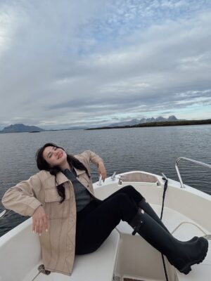 Alice Norin Instagram - Summer by the sea⛴️ Selalu banyak memori kalau pulang kampung.. seneng bgt bisa ajak ANL family kesini untuk merasakan super extra slow living yang beda bagaikan langit dan bumi dengan kehidupan ngebut di Jakarta😄