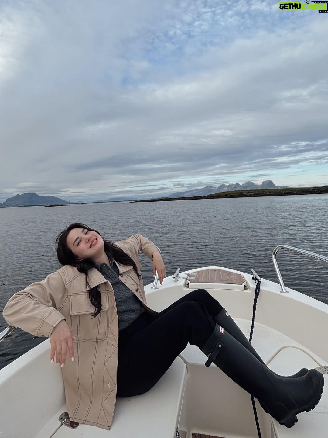 Alice Norin - 4.6K Likes - Summer by the sea⛴️ Selalu banyak memori kalau pulang kampung.. seneng bgt bisa ajak ANL family kesini untuk merasakan super extra slow living yang beda bagaikan langit dan bumi dengan kehidupan ngebut di Jakarta😄