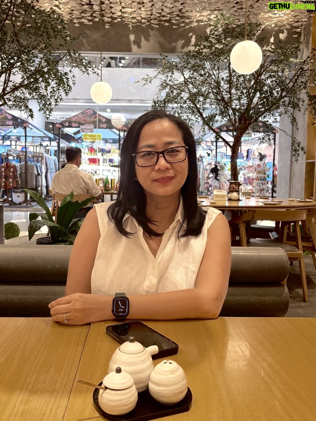 Alice Norin - 3.7K Likes - Kadang kita nggak butuh banyak orang di sekitar, cukup satu yang selalu ada di setiap momen. Dari ketawa receh di salon, sampai ngobrol panjang sambil makan bareng—kamu udah lebih dari sahabat, rasanya kaya kakak sendiri. 💕 Lop you my Mbakyuuuu rempitaaaa tapi gemesin always