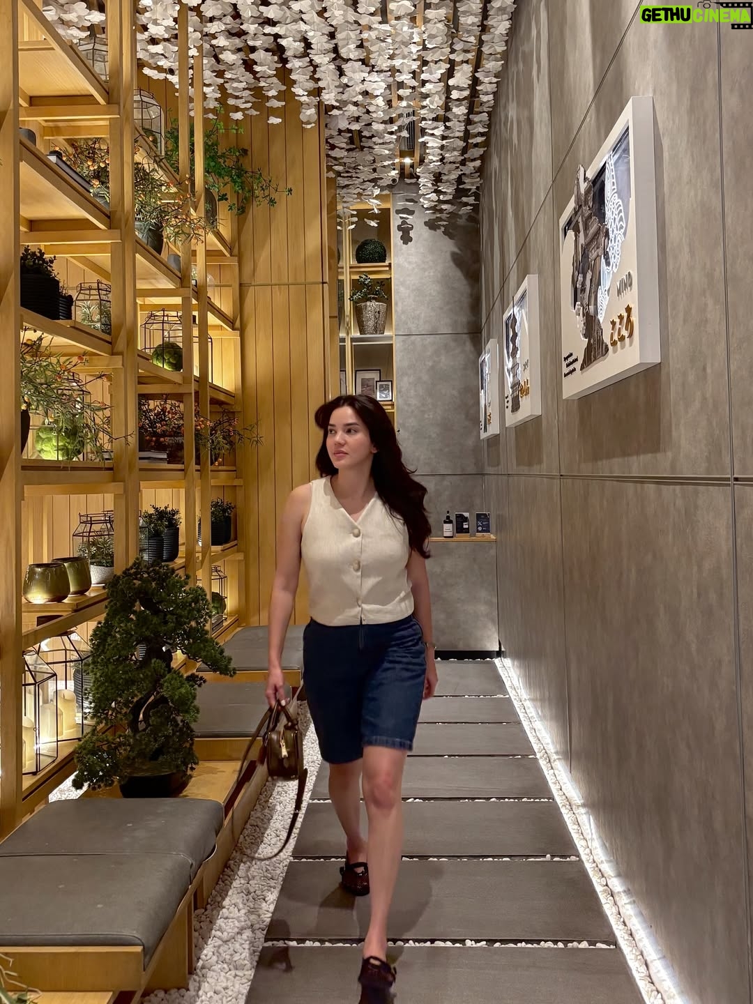 Alice Norin - 3.7K Likes - Kadang kita nggak butuh banyak orang di sekitar, cukup satu yang selalu ada di setiap momen. Dari ketawa receh di salon, sampai ngobrol panjang sambil makan bareng—kamu udah lebih dari sahabat, rasanya kaya kakak sendiri. 💕 Lop you my Mbakyuuuu rempitaaaa tapi gemesin always