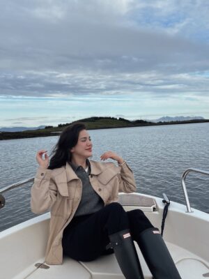 Alice Norin Instagram - Summer by the sea⛴️ Selalu banyak memori kalau pulang kampung.. seneng bgt bisa ajak ANL family kesini untuk merasakan super extra slow living yang beda bagaikan langit dan bumi dengan kehidupan ngebut di Jakarta😄