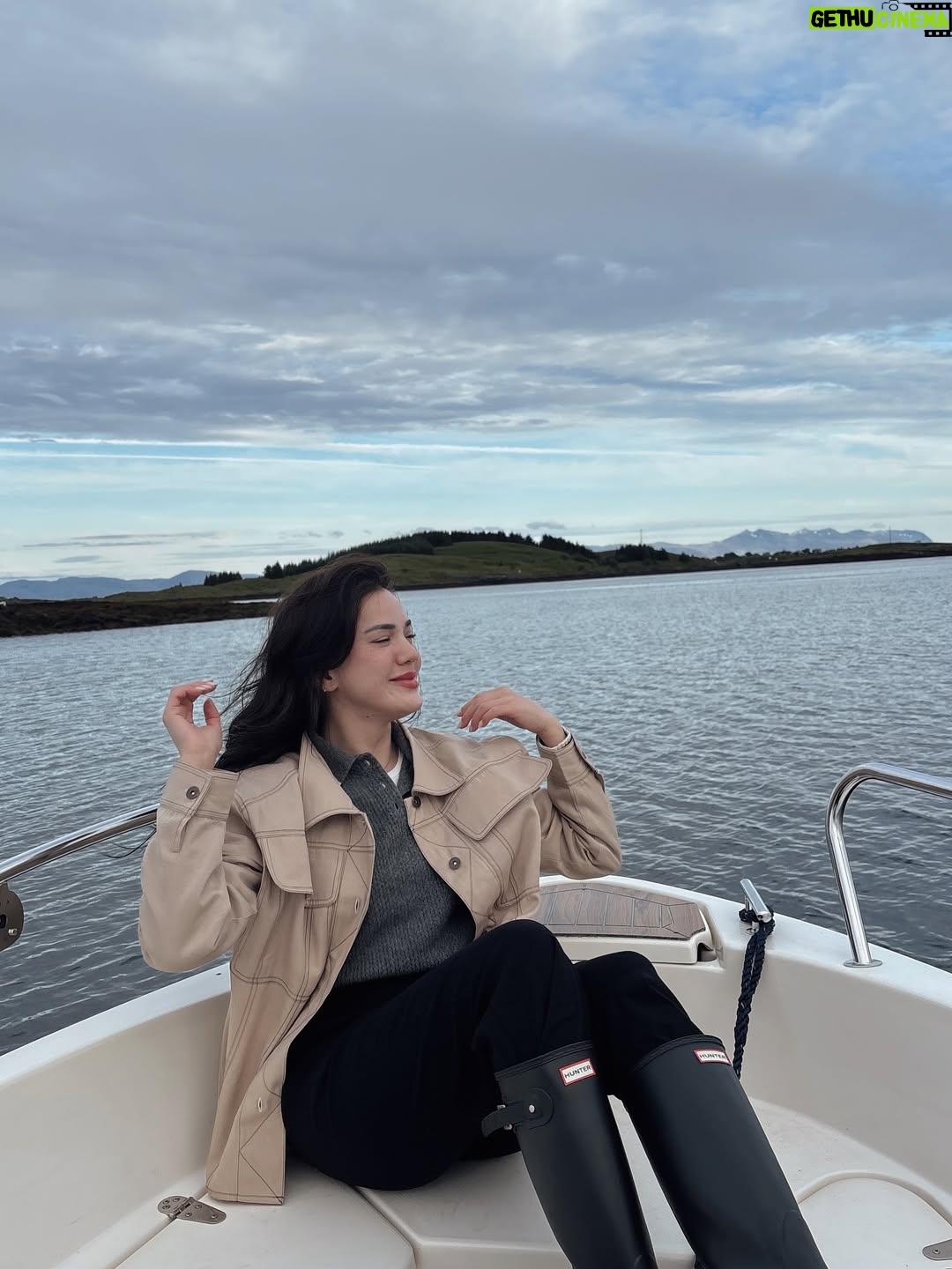 Alice Norin - 4.6K Likes - Summer by the sea⛴️ Selalu banyak memori kalau pulang kampung.. seneng bgt bisa ajak ANL family kesini untuk merasakan super extra slow living yang beda bagaikan langit dan bumi dengan kehidupan ngebut di Jakarta😄