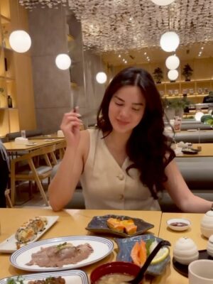 Alice Norin Instagram - Kadang kita nggak butuh banyak orang di sekitar, cukup satu yang selalu ada di setiap momen. Dari ketawa receh di salon, sampai ngobrol panjang sambil makan bareng—kamu udah lebih dari sahabat, rasanya kaya kakak sendiri. 💕 Lop you my Mbakyuuuu rempitaaaa tapi gemesin always