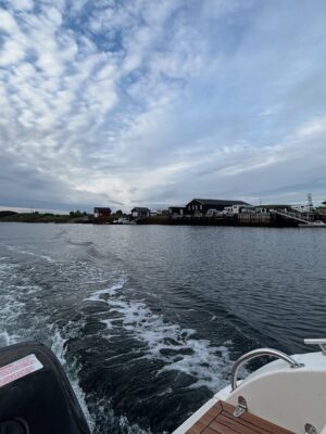 Alice Norin Instagram - Summer by the sea⛴️ Selalu banyak memori kalau pulang kampung.. seneng bgt bisa ajak ANL family kesini untuk merasakan super extra slow living yang beda bagaikan langit dan bumi dengan kehidupan ngebut di Jakarta😄