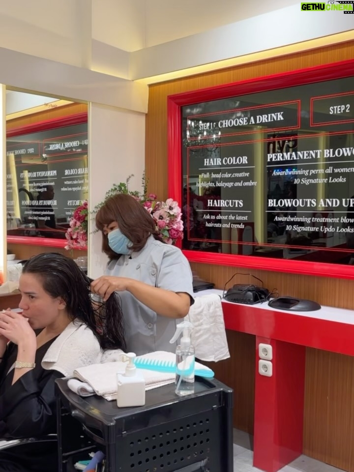 Alice Norin - 3.7K Likes - Kadang kita nggak butuh banyak orang di sekitar, cukup satu yang selalu ada di setiap momen. Dari ketawa receh di salon, sampai ngobrol panjang sambil makan bareng—kamu udah lebih dari sahabat, rasanya kaya kakak sendiri. 💕 Lop you my Mbakyuuuu rempitaaaa tapi gemesin always
