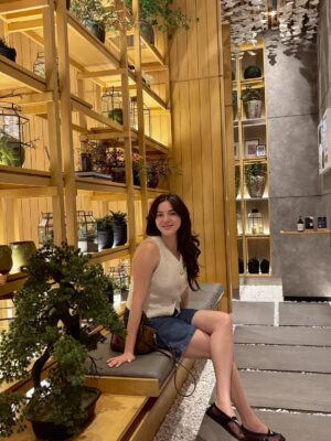 Alice Norin Instagram - Kadang kita nggak butuh banyak orang di sekitar, cukup satu yang selalu ada di setiap momen. Dari ketawa receh di salon, sampai ngobrol panjang sambil makan bareng—kamu udah lebih dari sahabat, rasanya kaya kakak sendiri. 💕 Lop you my Mbakyuuuu rempitaaaa tapi gemesin always