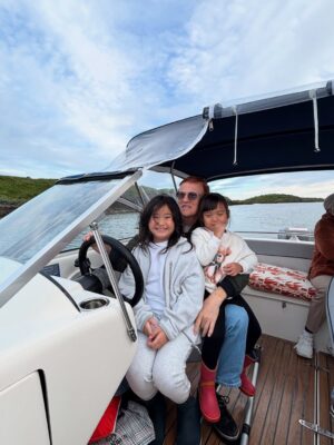 Alice Norin Instagram - Summer by the sea⛴️ Selalu banyak memori kalau pulang kampung.. seneng bgt bisa ajak ANL family kesini untuk merasakan super extra slow living yang beda bagaikan langit dan bumi dengan kehidupan ngebut di Jakarta😄
