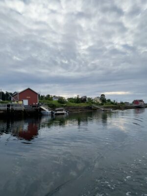 Alice Norin Instagram - Summer by the sea⛴️ Selalu banyak memori kalau pulang kampung.. seneng bgt bisa ajak ANL family kesini untuk merasakan super extra slow living yang beda bagaikan langit dan bumi dengan kehidupan ngebut di Jakarta😄