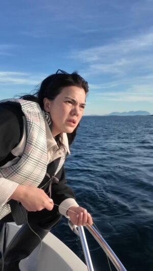 Alice Norin Instagram - Kukira aku cuma jago “mancing” kalian belanja, ternyata juga jago mancing ikan! Siapa disini yang sering jadi korban pancingan aku? 🤪🎣
Jadi beginilah guys how the Norwegian fishing style, gak ada beli ke pasar ikan, tapi langsung mancing di tempat! Jadi gimana menurut kalian, lebih jagoan aku atau teteh mancing ikannya?