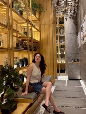 Alice Norin Instagram - Kadang kita nggak butuh banyak orang di sekitar, cukup satu yang selalu ada di setiap momen. Dari ketawa receh di salon, sampai ngobrol panjang sambil makan bareng—kamu udah lebih dari sahabat, rasanya kaya kakak sendiri. 💕 Lop you my Mbakyuuuu rempitaaaa tapi gemesin always