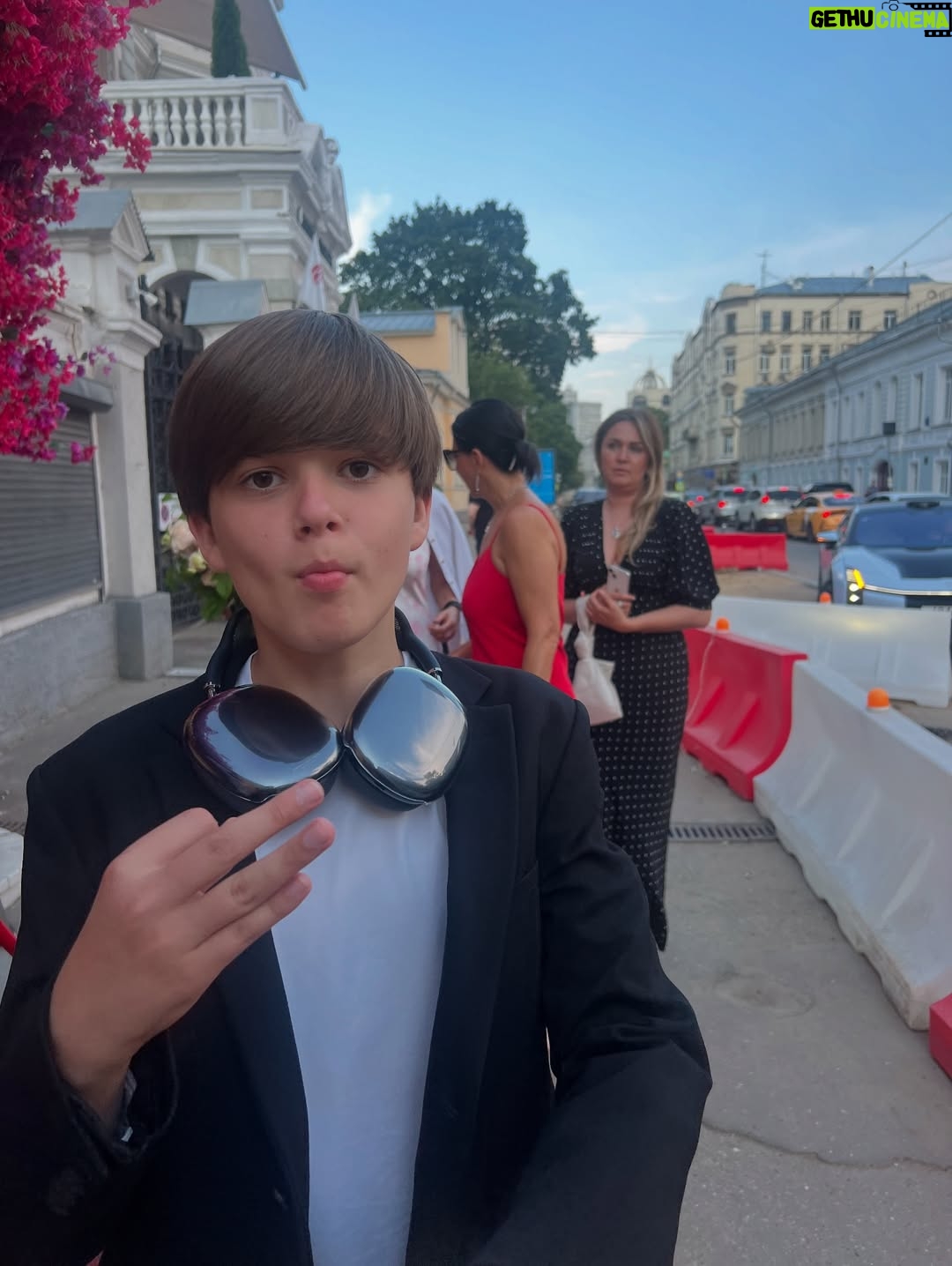Alika Smekhova - 82.5K Likes - Есть повод-канун дня рождения моего Крестника Виктора и у нас общий сбор👯‍♀️подросли наши детки,а мы все такие же с моими @kabo_olga @lana.muzis и конечно  наряды от @berta_muzis ❤️
Листайте карусель-Витя с др🎂💐
#аликасмехова #актриса #ольгакабо #лана #витя #макарсмехов #друзья #семья #деньрожденья #мамадорогая