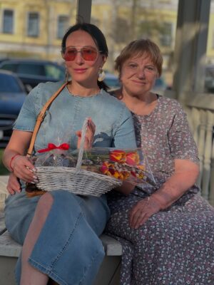Alika Smekhova Instagram - Маме 85 🌺 будь здорова,весела и спокойна за нас,мы с сестрой и твоими внуками всегда рядом ❤️
#алласмехова #аликасмехова #мама #семья #дочкиматери #юбилей #мамадорогая