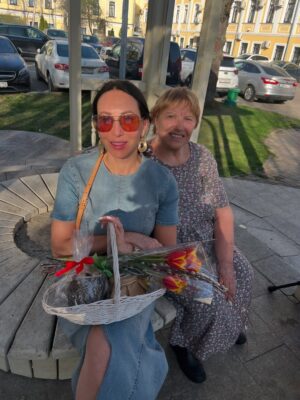 Alika Smekhova Instagram - Маме 85 🌺 будь здорова,весела и спокойна за нас,мы с сестрой и твоими внуками всегда рядом ❤️
#алласмехова #аликасмехова #мама #семья #дочкиматери #юбилей #мамадорогая