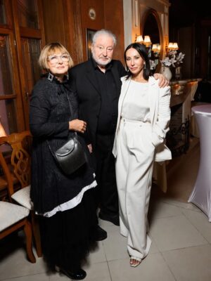 Alika Smekhova Instagram - В лучших театральных традициях с элементами капустника прошла вчера вечером Премия Корша и открытие нового театрального сезона в Театре Наций🌺моего папу трогательно поздравили коллеги с прошедшим юбилеем,а также вручили Премию за Мастерство🎭несколько минут зал встал и аплодировал любимому актеру.
Вечер прошел в теплой,практически семейной атмосфере и все благодаря идейному вдохновителю и руководителю театра Евгению Миронову ❤️
@aksenovaglasha
#аликасмехова #вениаминсмехов #галинааксёнова #семья #премия #корш #театр #театрнаций #премиякорша #артисты #мамадорогая