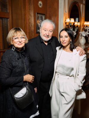 Alika Smekhova Instagram - В лучших театральных традициях с элементами капустника прошла вчера вечером Премия Корша и открытие нового театрального сезона в Театре Наций🌺моего папу трогательно поздравили коллеги с прошедшим юбилеем,а также вручили Премию за Мастерство🎭несколько минут зал встал и аплодировал любимому актеру.
Вечер прошел в теплой,практически семейной атмосфере и все благодаря идейному вдохновителю и руководителю театра Евгению Миронову ❤️
@aksenovaglasha
#аликасмехова #вениаминсмехов #галинааксёнова #семья #премия #корш #театр #театрнаций #премиякорша #артисты #мамадорогая