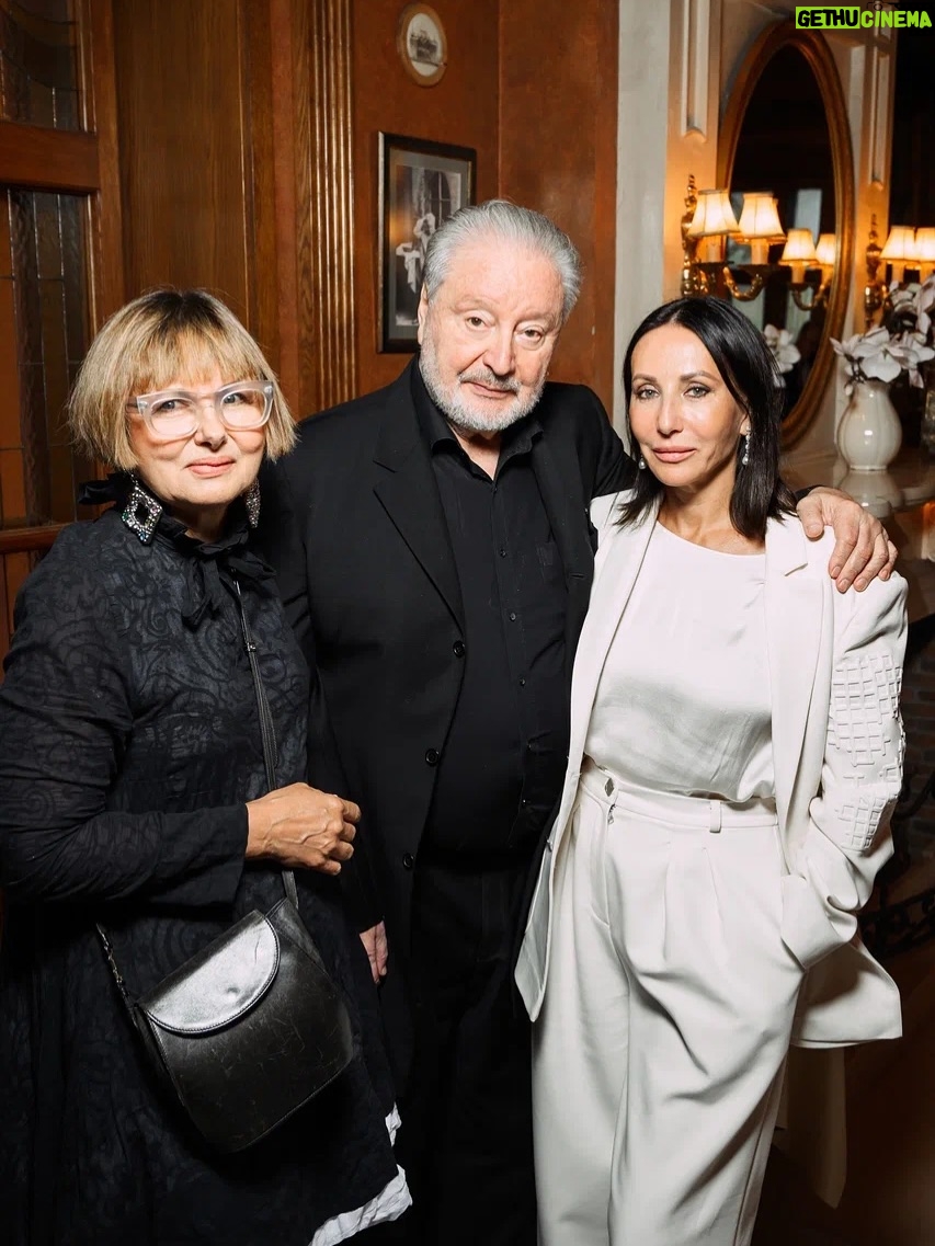 Alika Smekhova - 69.1K Likes - В лучших театральных традициях с элементами капустника  прошла вчера вечером Премия Корша и открытие нового театрального сезона в Театре Наций🌺моего папу трогательно поздравили коллеги с прошедшим юбилеем,а также вручили Премию за Мастерство🎭несколько минут зал встал и аплодировал любимому актеру.
Вечер прошел в теплой,практически семейной атмосфере и все благодаря идейному вдохновителю и руководителю театра Евгению Миронову ❤️
@aksenovaglasha 
#аликасмехова #вениаминсмехов #галинааксёнова #семья #премия #корш #театр #театрнаций #премиякорша #артисты #мамадорогая