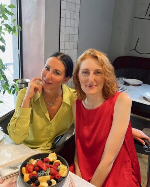 Alika Smekhova Instagram - «Симон» @hranttokhatyan в главной роли теперь на @premier_online
По мотивам повести замечательной
Нарине Абгарян с моими подругами
@kabo_olga @alxmel @irina_bezrukova_official
моя героиня Элиза в молодости тоже уже моя подруга,замечательная @mussa.mano
И самые тёплые воспоминания о съемках в гостеприимной Армении ❤️
Продюсеры @papa_levona_rubena_i_anny
@sarik_andreasyan
#аликасмехова #актриса #симон #сериал #премьера #армения #мамадорогая