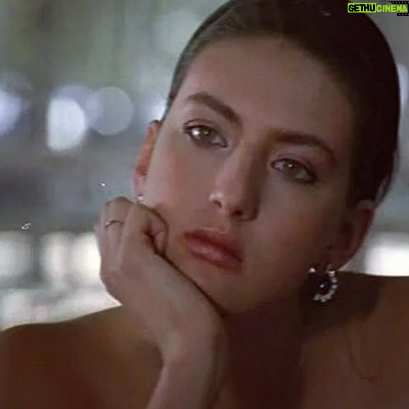 Alika Smekhova - 71.9K Likes - Моя первая главная роль была в 1989 году кф «Женщина Дня» на Казахфильме (ещё в СССР)) и съемки проходили в Алма-Ате 💘 я провела в этом милом городе несколько месяцев,параллельно снимаясь в кф «Клещ» ( режиссёры Саша Баранов и Бахыт Килибаев ) ещё и успевала  учиться на третьем курсе ГИТИСа…после этого бывала в Казахстане от силы раз в десятилетку,но уже очень давно не была😌и вот наконец долгожданная встреча,выступаю в филармонии им. Жамбыла в Алма-Ате 28 сентября 🙌в программе русские и цыганские романсы (гитара Роман Зорькин) и поэзия А.А.Ахматовой ❤️
#аликасмехова #актриса #певица #концерт #филармония #алматы #мамадорогая