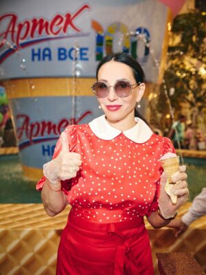 Alika Smekhova Instagram - День мороженого в @gum_ru 🍦раз в год мы собираемся в хорошей компании и с добрыми намерениями собрать деньги от продажи мороженого в детские благотворительные фонды ✌️вместе с моими коллегами и друзьями продаем мороженое и общаемся с покупателями☺️в этом году с @kabo_olga нарядились в платья из новой коллекции @berta_muzis ❤️Спасибо @olgayudkis и @bosco_di_ciliegi за этот праздник🥳Все вырученные в этот день средства будут направлены в благотворительный фонд «Наука – детям»🌺а я ещё и выполнила свою летнюю норму пожирания мороженого🫣😅🍧🍦🍨👯♀️
#аликасмехова #актриса #мороженое #гум #боско #мечта #мамадорогая