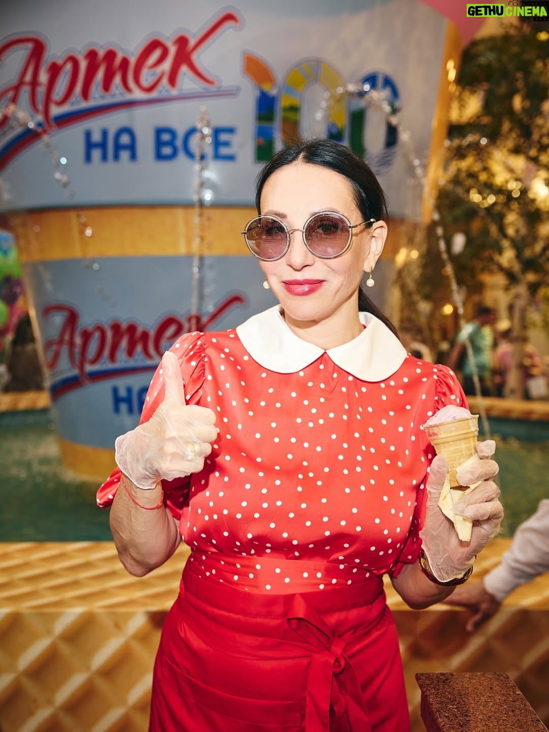 Alika Smekhova - 75.4K Likes - День мороженого в @gum_ru 🍦раз в год мы собираемся в хорошей компании и с добрыми намерениями собрать деньги от продажи мороженого в детские благотворительные фонды ✌️вместе с моими коллегами и друзьями продаем мороженое и общаемся с покупателями☺️в этом году с @kabo_olga нарядились в платья из новой коллекции @berta_muzis ❤️Спасибо @olgayudkis и @bosco_di_ciliegi за этот праздник🥳Все вырученные в этот день средства будут направлены в благотворительный фонд «Наука – детям»🌺а я ещё и выполнила свою летнюю норму пожирания мороженого🫣😅🍧🍦🍨👯‍♀️
#аликасмехова #актриса #мороженое #гум #боско #мечта #мамадорогая