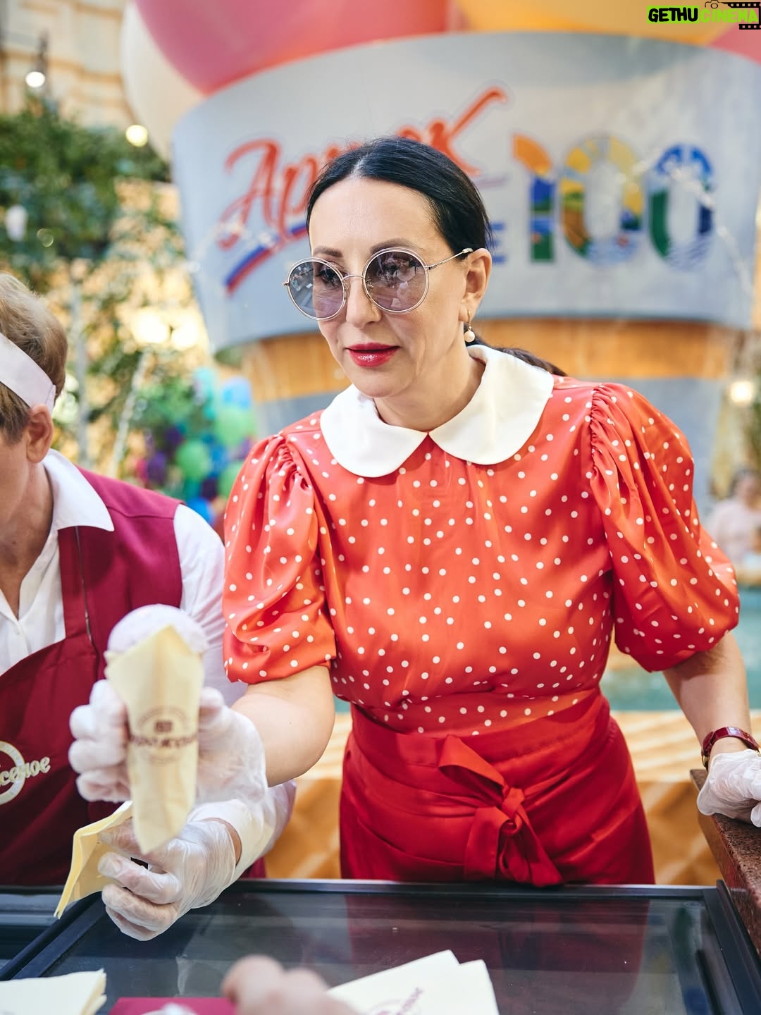 Alika Smekhova - 75.4K Likes - День мороженого в @gum_ru 🍦раз в год мы собираемся в хорошей компании и с добрыми намерениями собрать деньги от продажи мороженого в детские благотворительные фонды ✌️вместе с моими коллегами и друзьями продаем мороженое и общаемся с покупателями☺️в этом году с @kabo_olga нарядились в платья из новой коллекции @berta_muzis ❤️Спасибо @olgayudkis и @bosco_di_ciliegi за этот праздник🥳Все вырученные в этот день средства будут направлены в благотворительный фонд «Наука – детям»🌺а я ещё и выполнила свою летнюю норму пожирания мороженого🫣😅🍧🍦🍨👯‍♀️
#аликасмехова #актриса #мороженое #гум #боско #мечта #мамадорогая